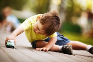 niño-jugando-con-cochecito