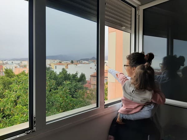Familia en casa confinamiento coronavirus